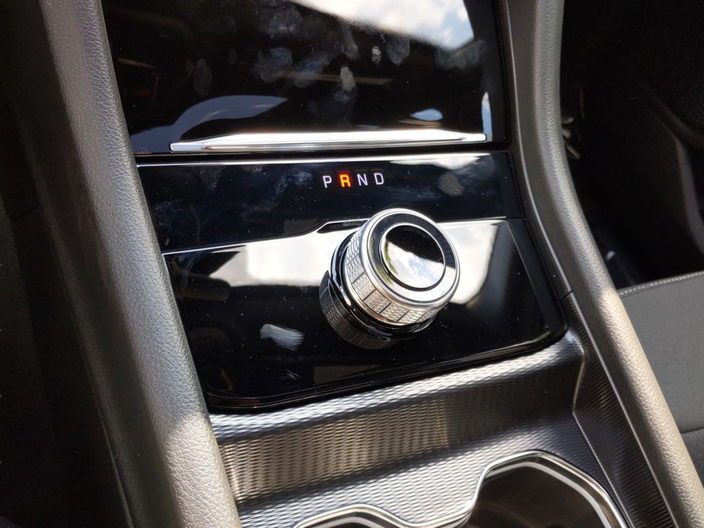 New 2025 Bright White Clear-Coat Exterior Paint Jeep Laredo image 26
