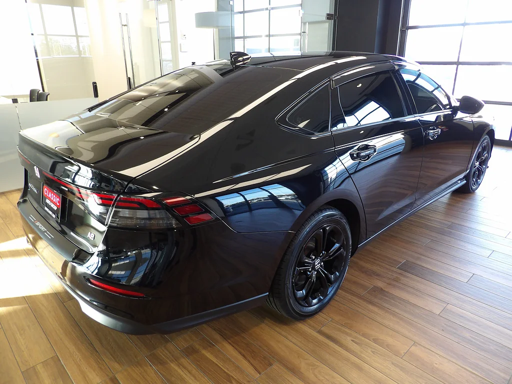 Used 2025 Crystal Black Pearl Honda SE image 6