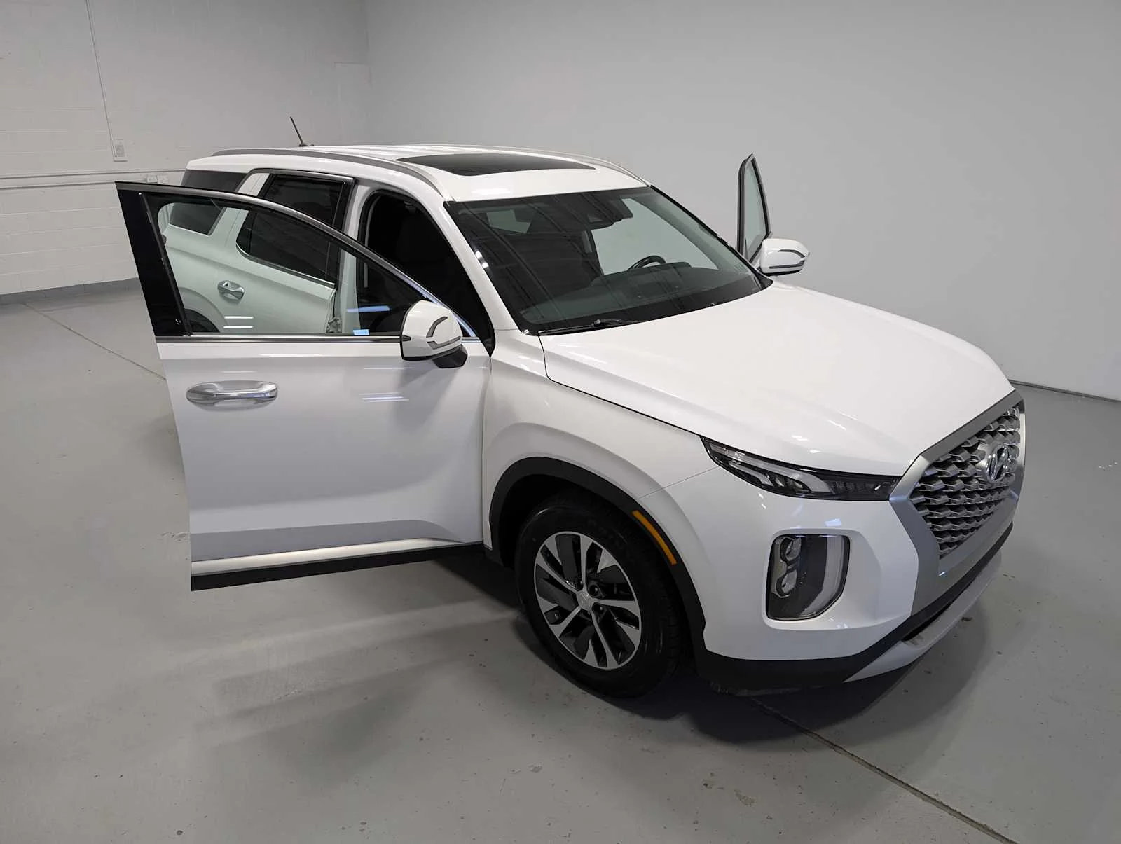 Used 2021 Hyper White Hyundai SEL image 16