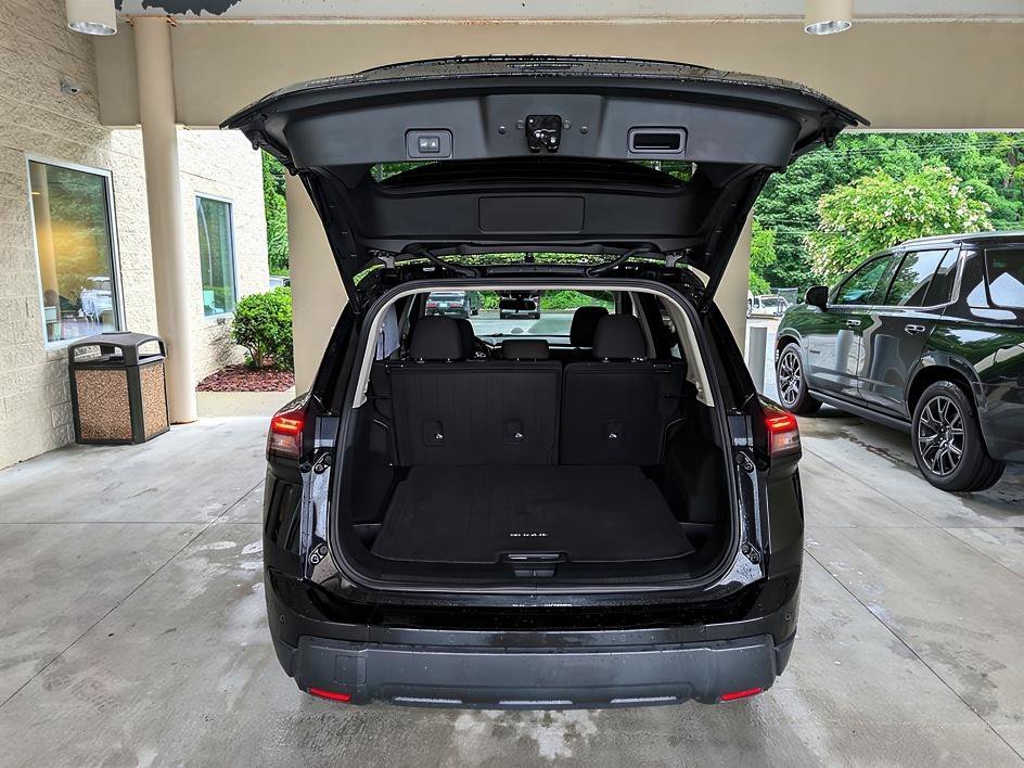 Used 2025 Super Black Nissan SV image 27