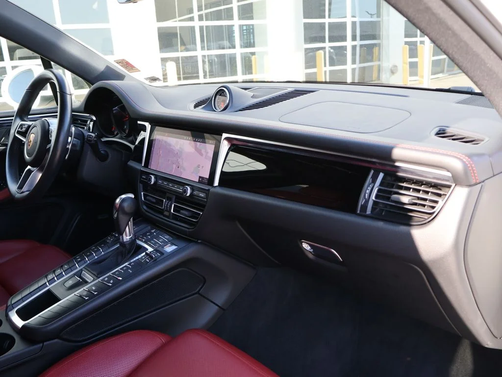 Used 2020  Porsche Base image 9