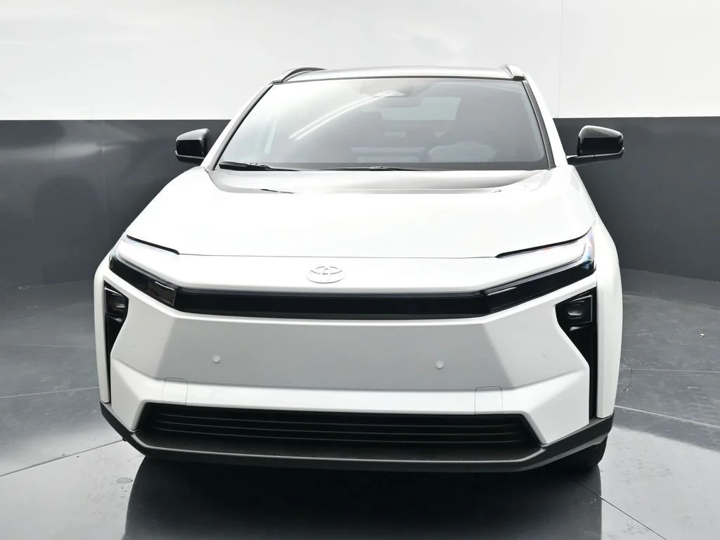 New 2026 Wind Chill Pearl <sup>1</sup> Toyota  XLE image 3