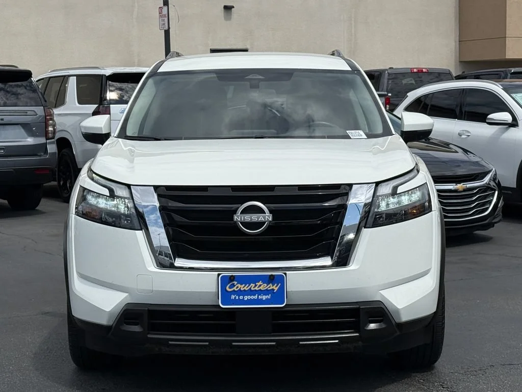 Used 2025 White Nissan SV image 4