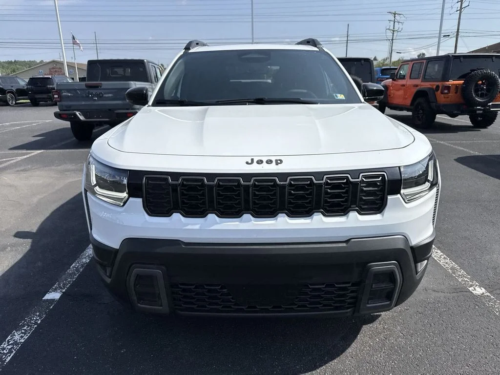 New 2026 Bright White Clear-Coat Exterior Paint Jeep Limited image 3