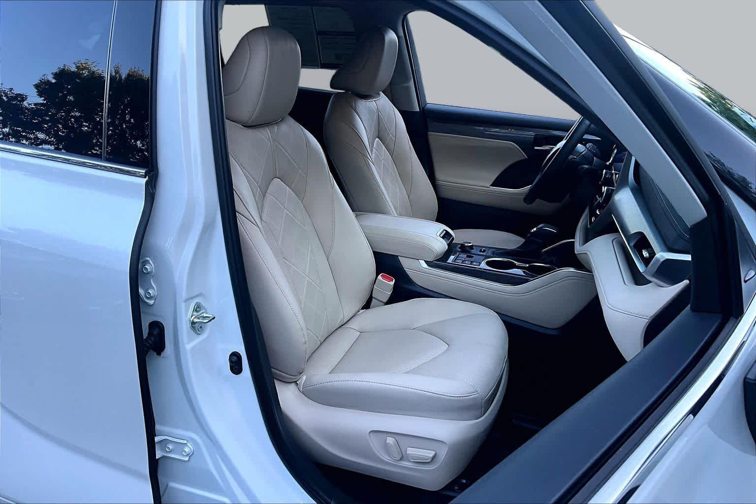 Used 2024 Wind Chill Pearl Toyota Platinum image 8