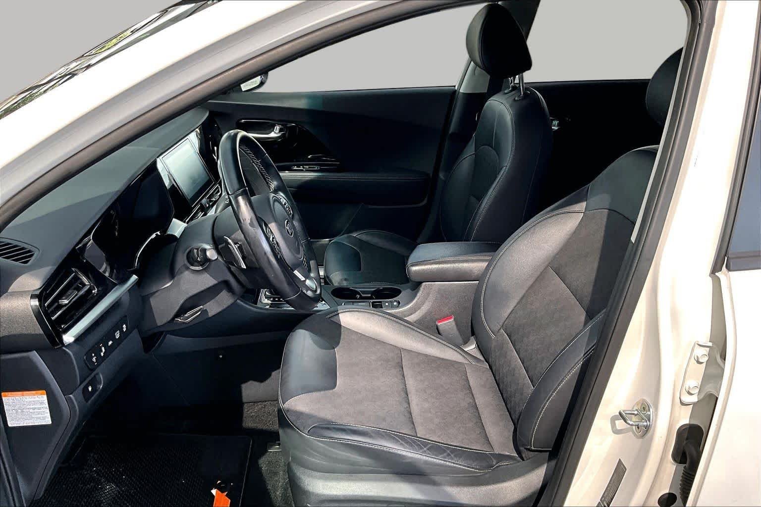 Used 2020 Snow White Pearl Kia Touring image 8