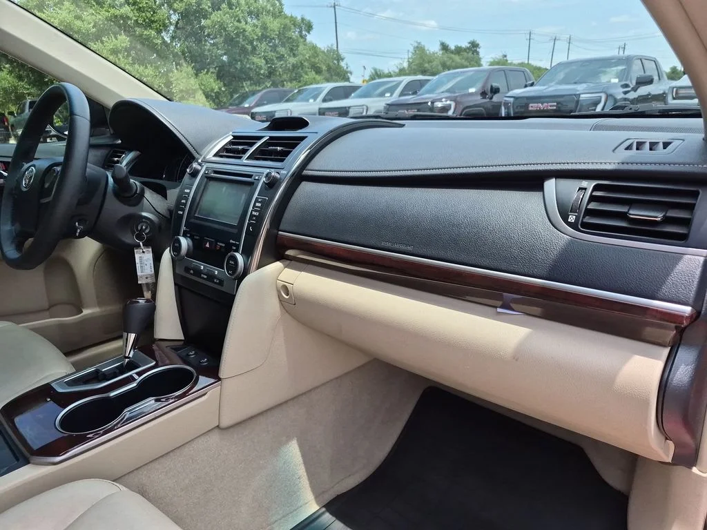 Used 2014 Red Toyota XLE image 19