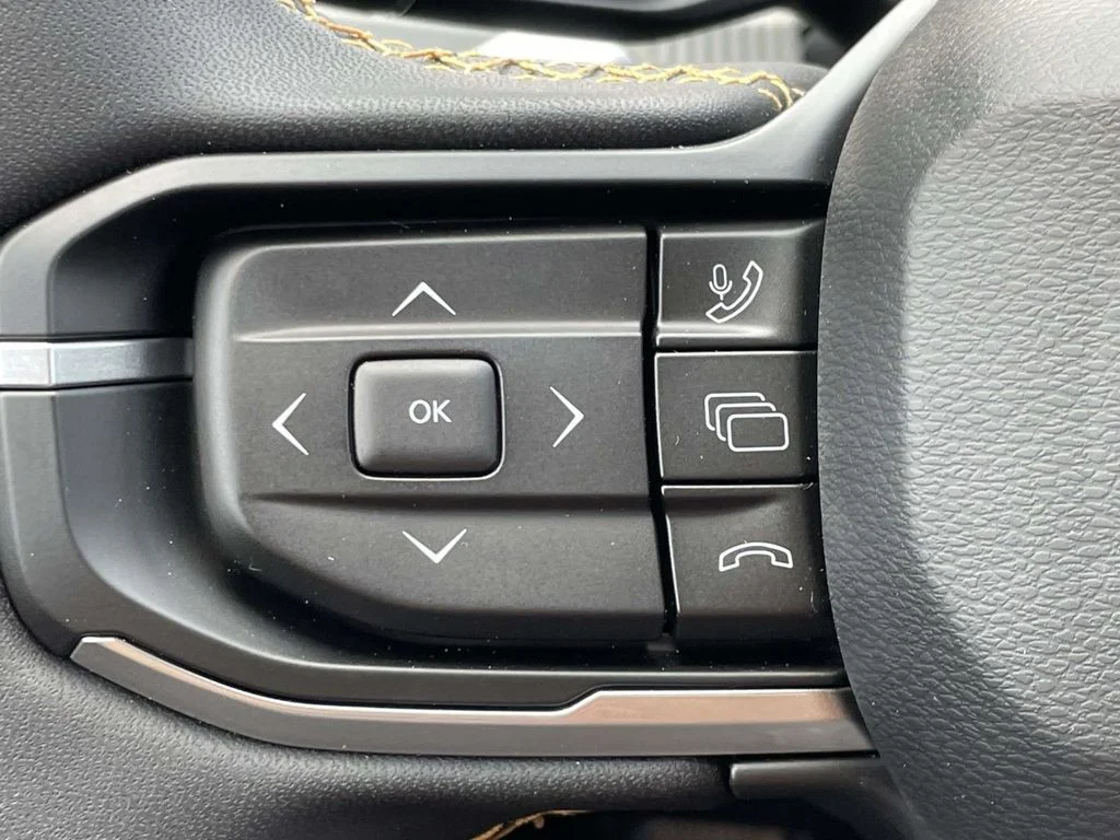 New 2026 Diamond Black Crystal Pearlcoat Jeep Laredo image 30