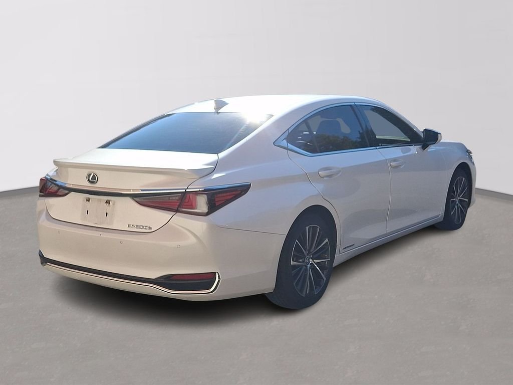 Used 2022 White Pearl Lexus 300h image 4