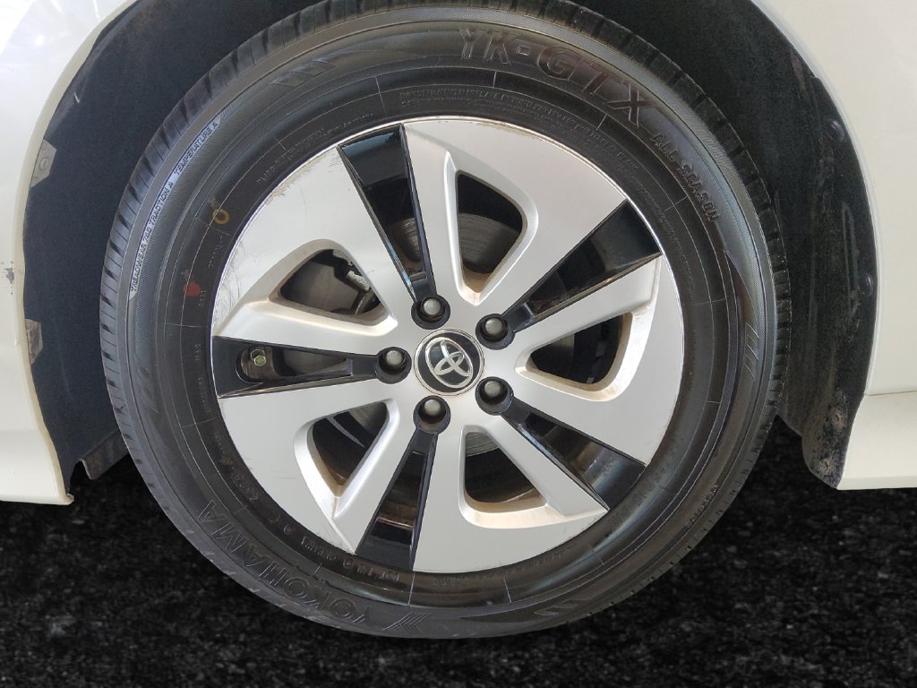Used 2016 White Toyota Four image 27