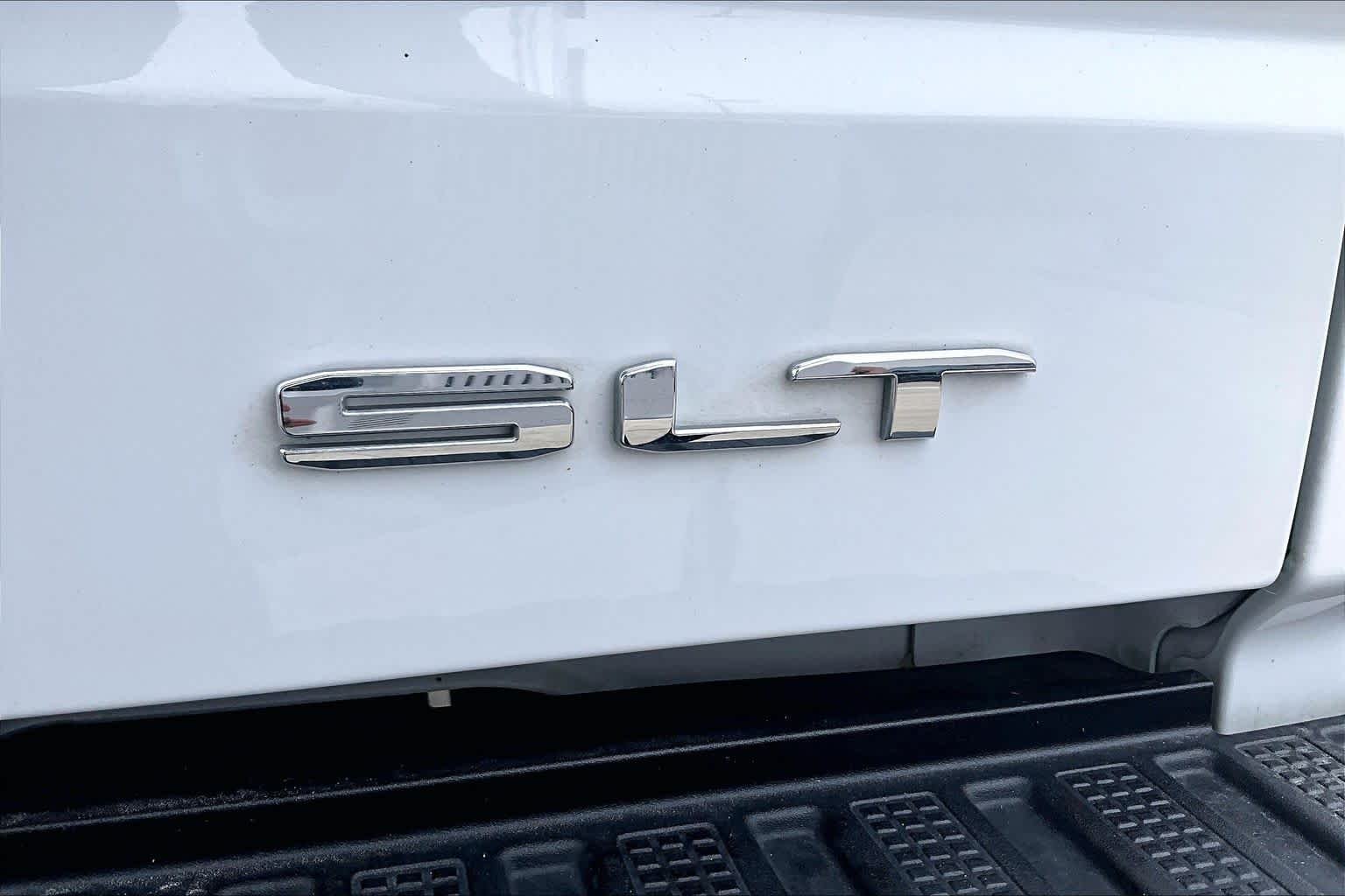 Used 2023 Sterling Metallic GMC AT4X image 10