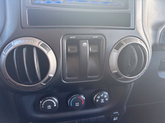 Used 2015 Anvil Clearcoat Jeep Sport image 27