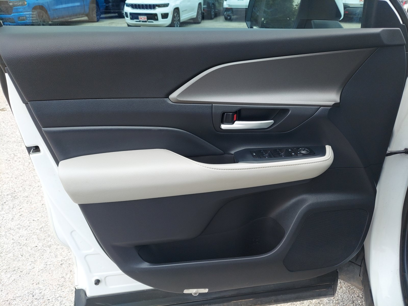 Used 2024 Wind Chill Pearl Toyota XLE image 28