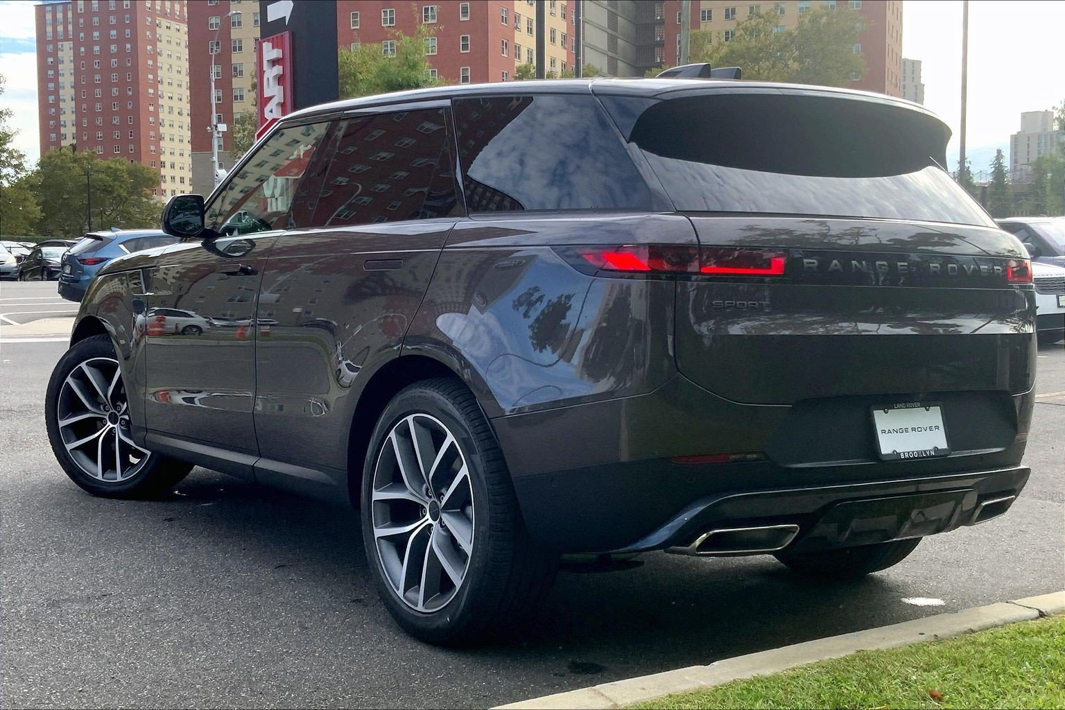 New 2027 Charente Grey Land Rover SE image 12