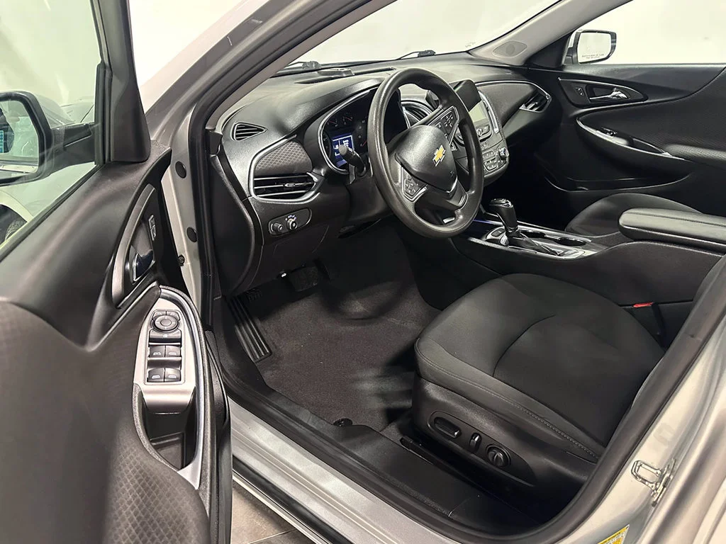 Used 2020 SILVER ICE METALLIC Chevrolet LT image 18