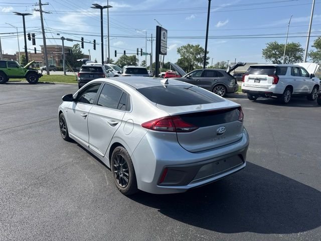 Used 2020 Silver Hyundai SE image 3