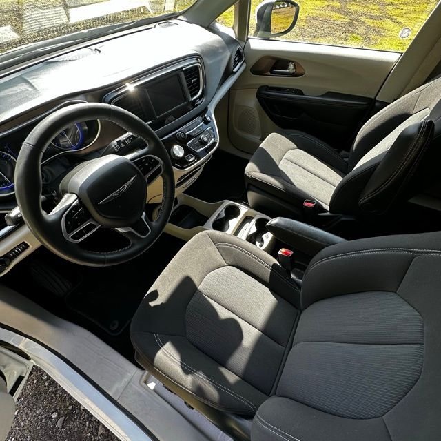 Used 2023 Bright White Clearcoat Chrysler LX image 14