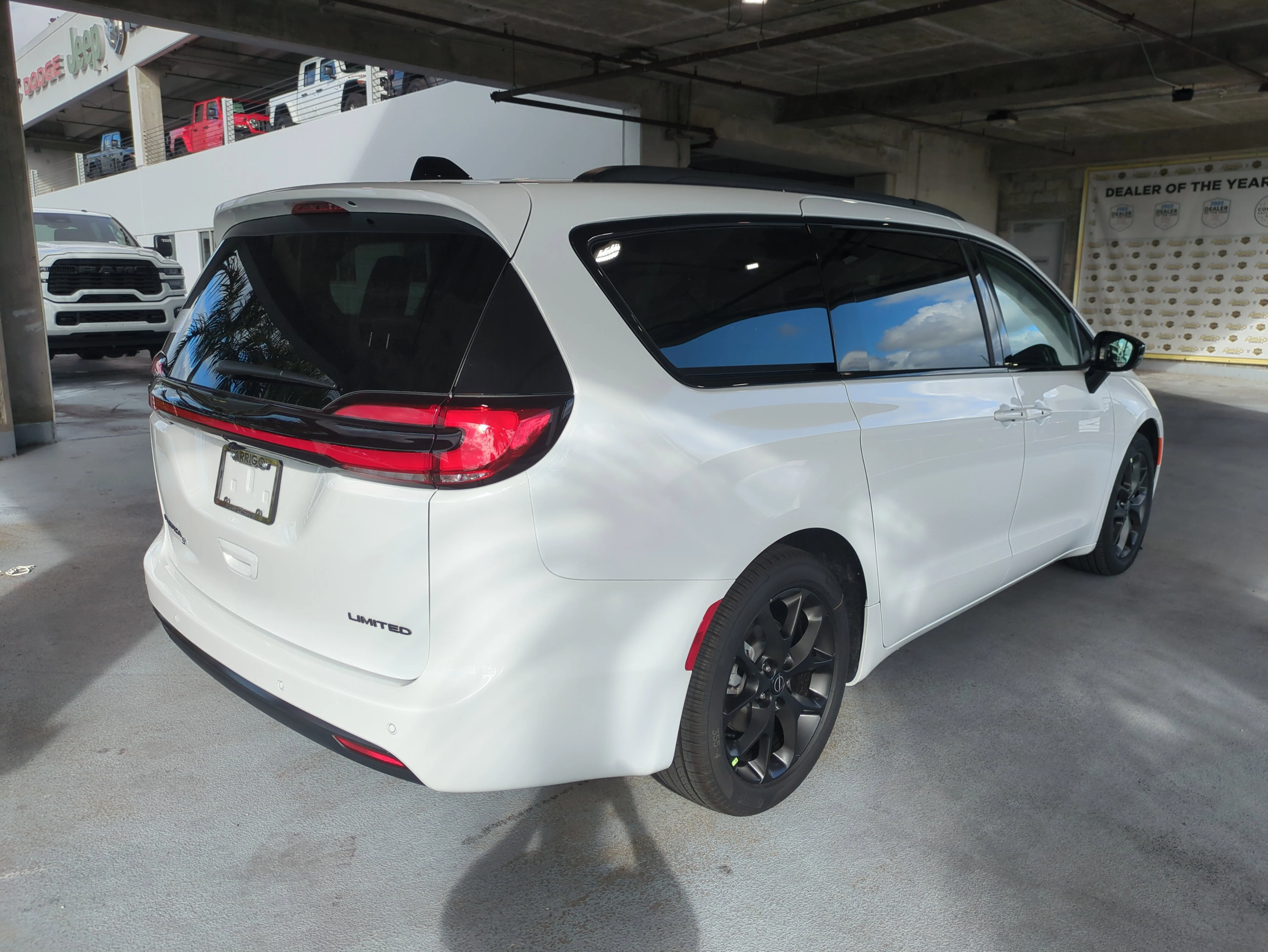 New 2026 Bright White Clear-Coat Exterior Paint Chrysler Limited image 4