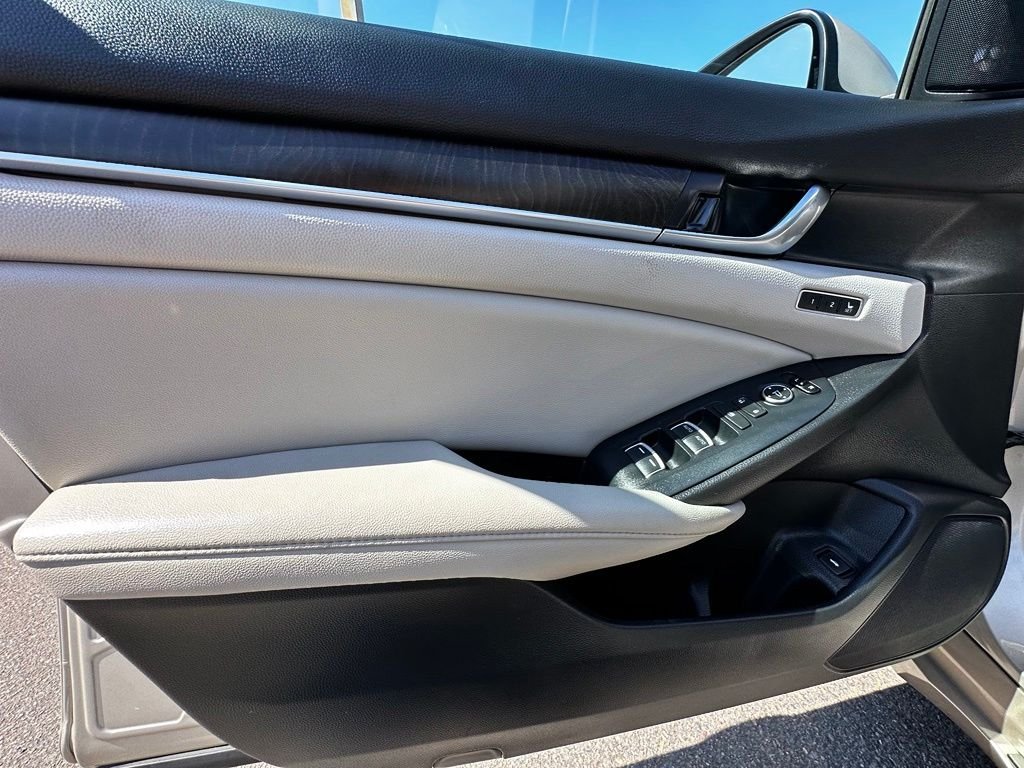 Used 2020 Gold Honda EX-L image 24