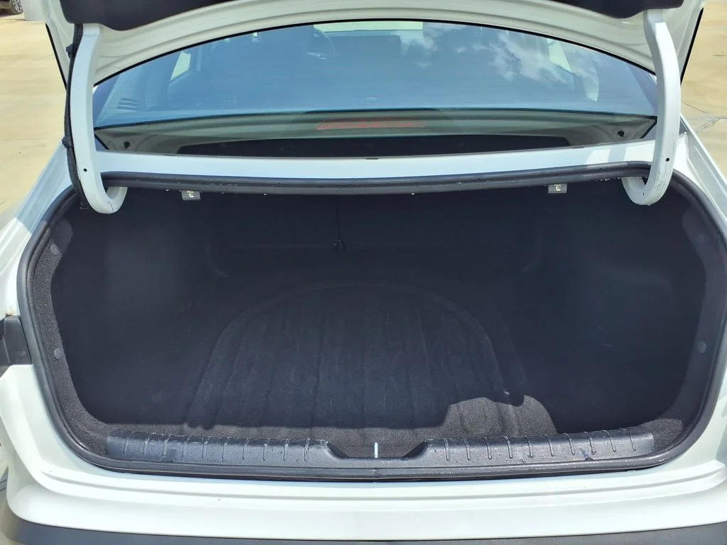 Used 2025 White Kia LXS image 12