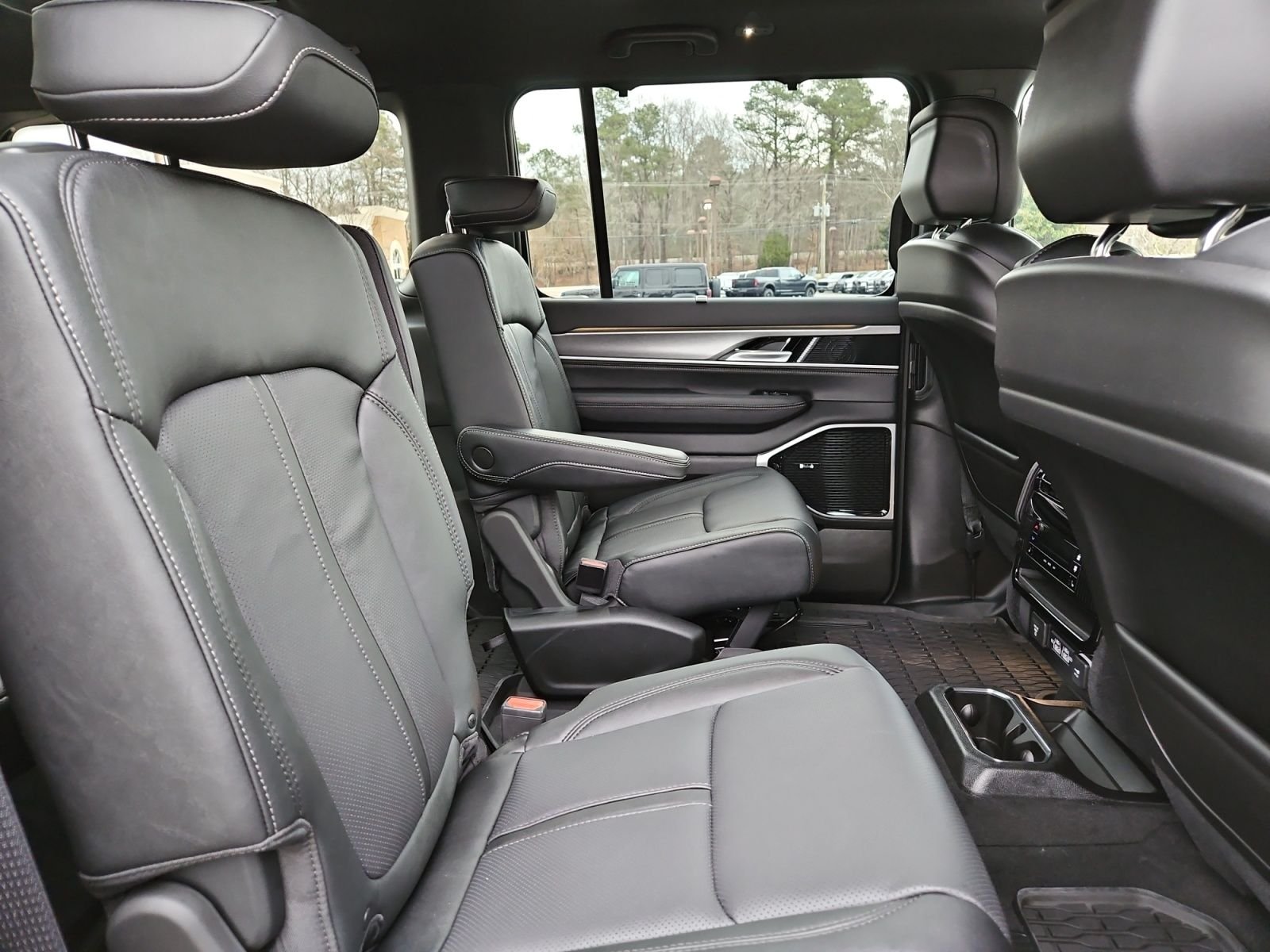 New 2026 Bright White Clear-Coat Exterior Paint Jeep Limited Reserve image 17