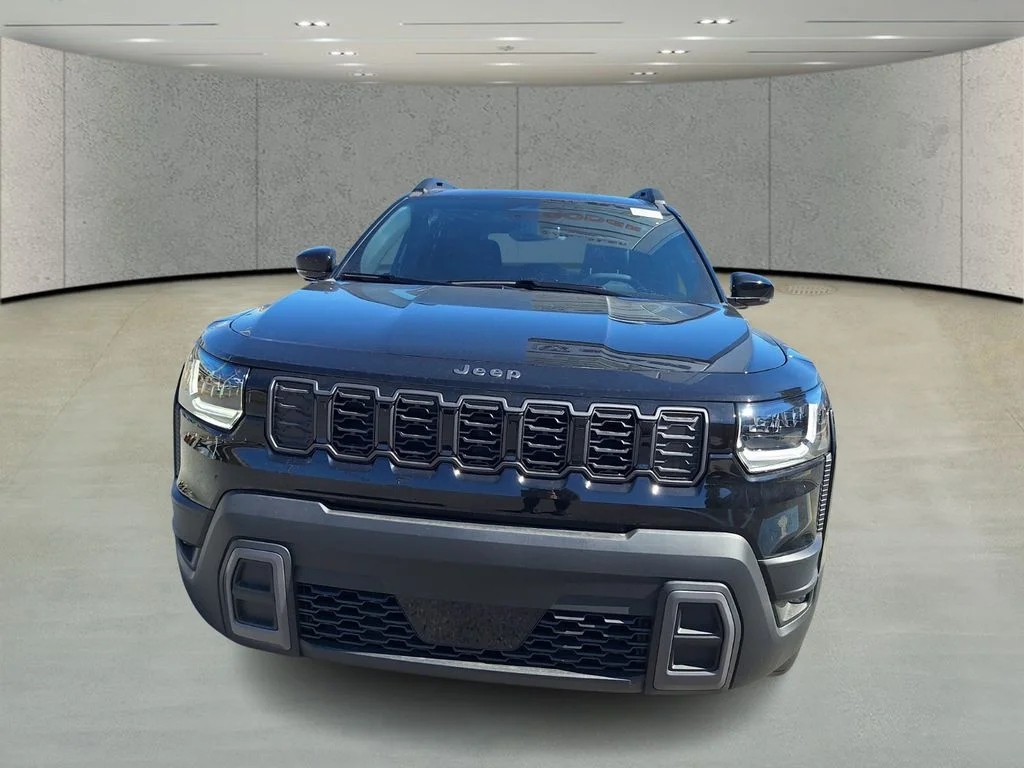 New 2026 Diamond Black Crystal Pearl-Coat Exterior Paint Jeep Limited image 8