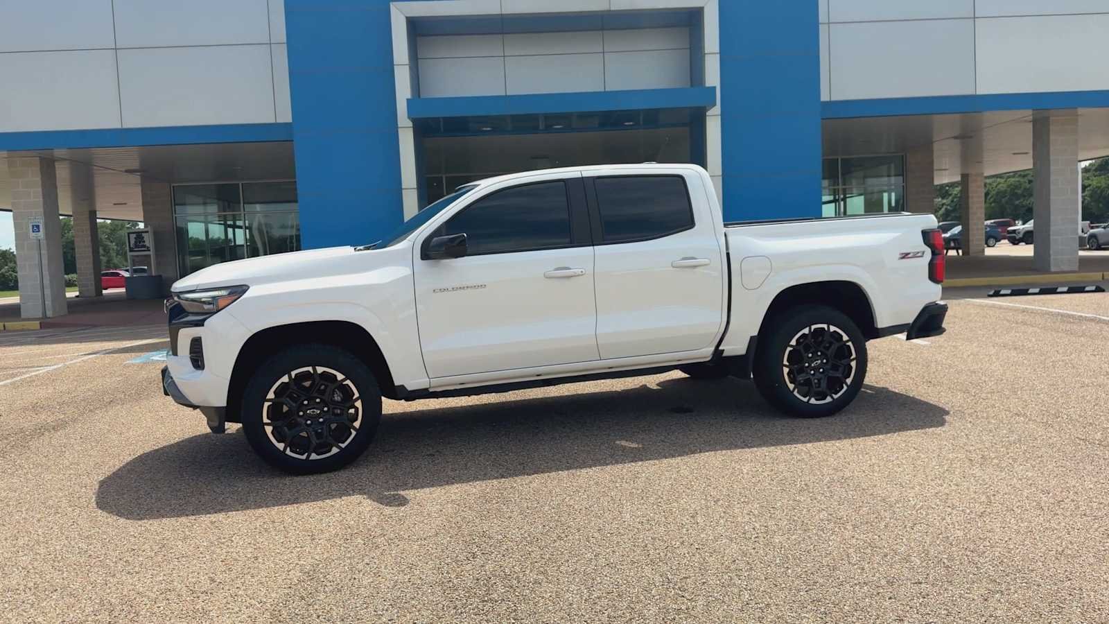 Used 2026 Summit White Chevrolet 4WD Z71 image 5