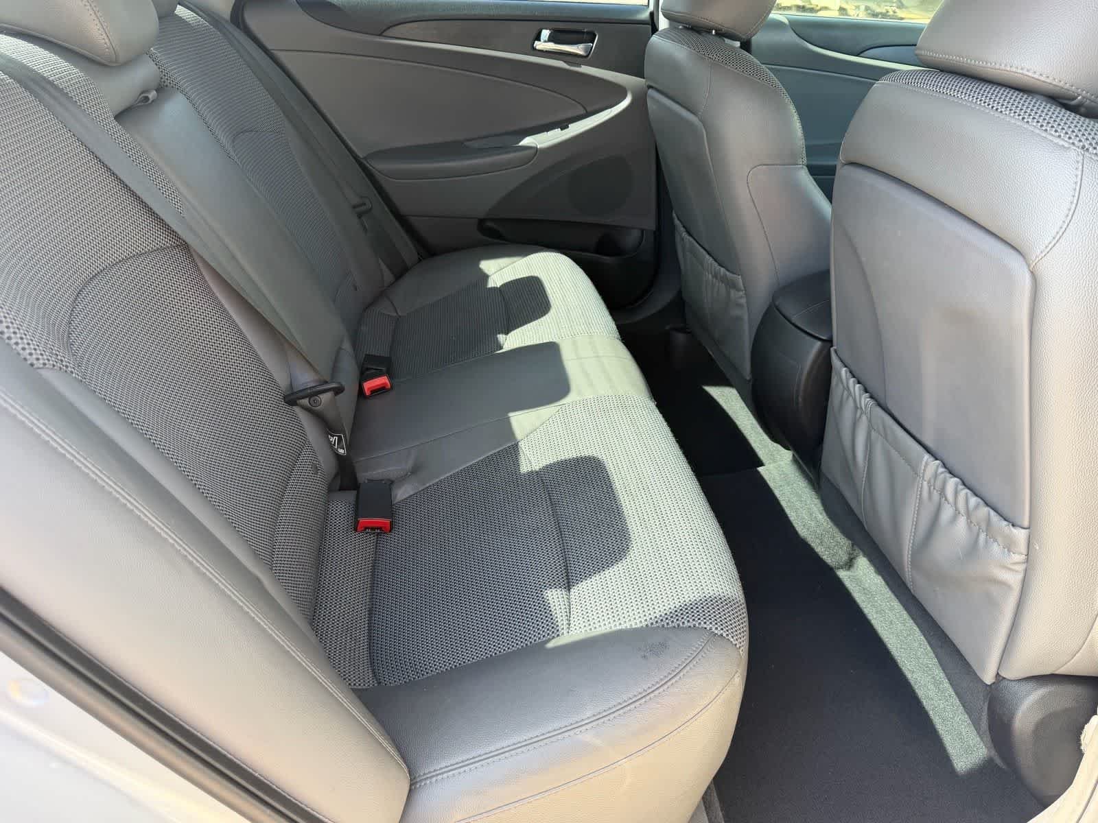 Used 2011 Radiant Silver Metallic Hyundai SE image 15
