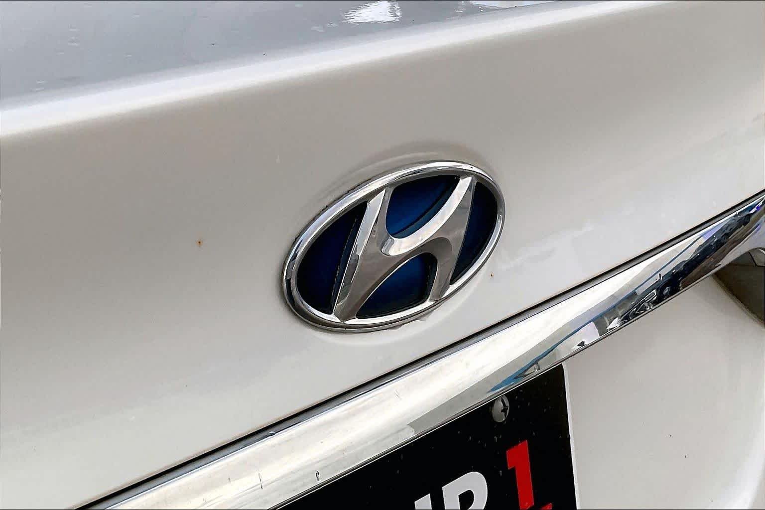 Used 2013 Porcelain White Pearl Hyundai  image 29