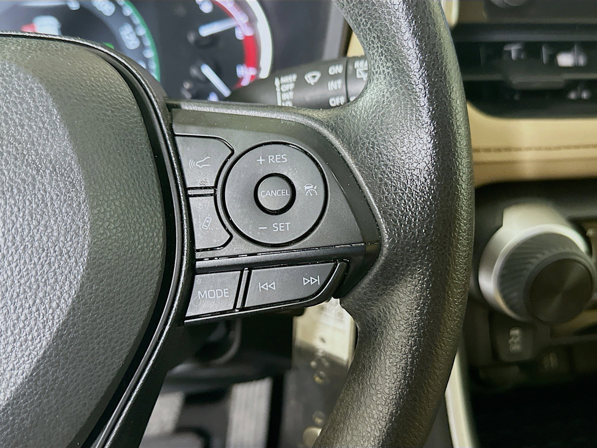 Used 2025 Ice Toyota LE image 17