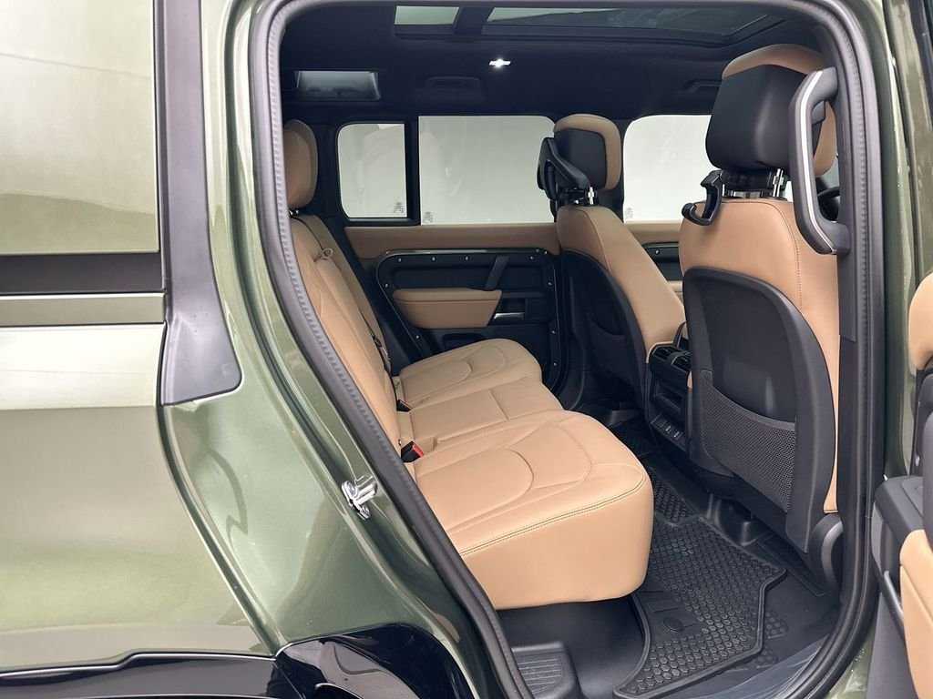 New 2026 Woolstone Green Land Rover X-Dynamic SE image 7