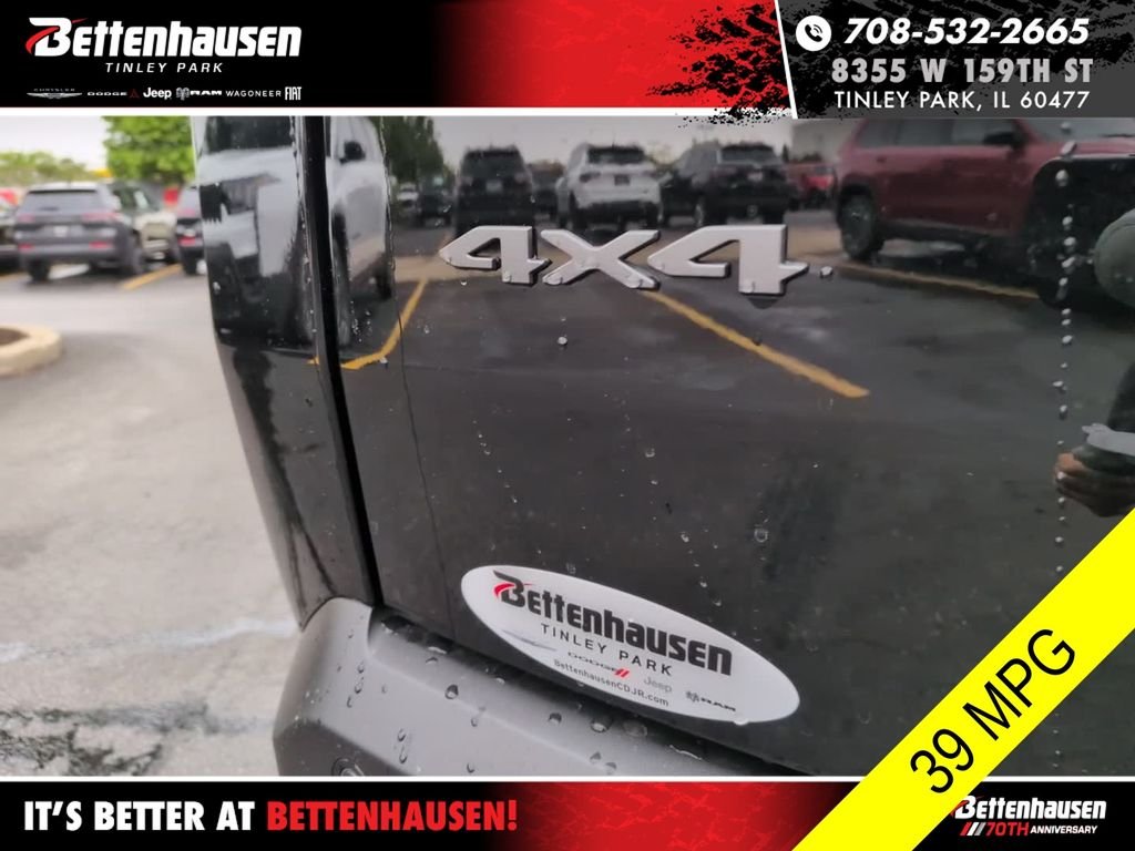 New 2026 Diamond Black Crystal Pearl-Coat Exterior Paint Jeep Limited image 9