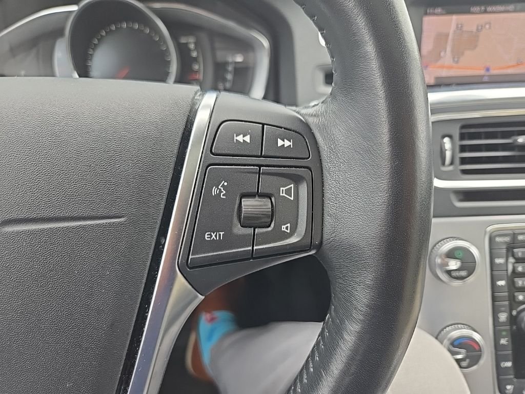 Used 2018 White Volvo T5 Dynamic image 12