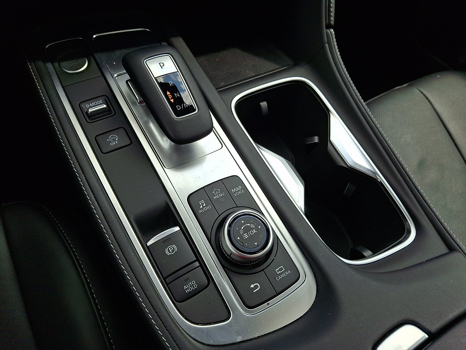 Used 2025 Graphite Shadow INFINITI LUXE AWD image 16
