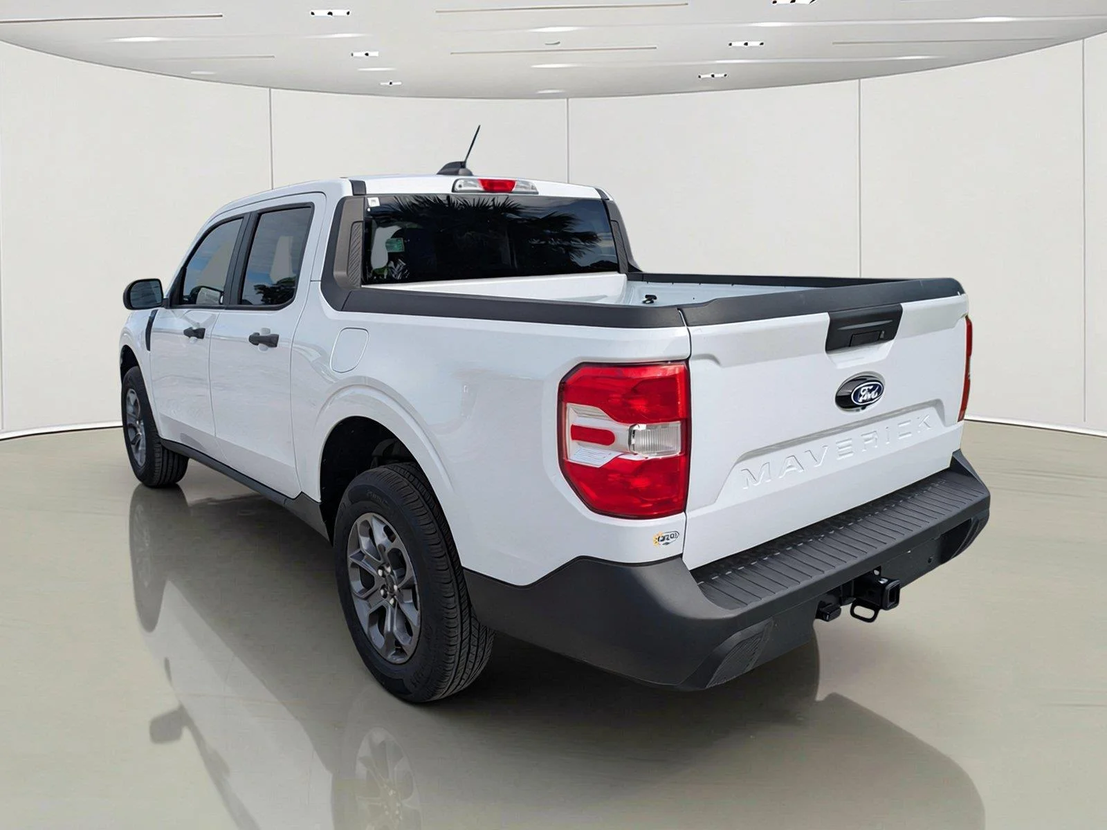 New 2026 Oxford White Ford XLT image 7