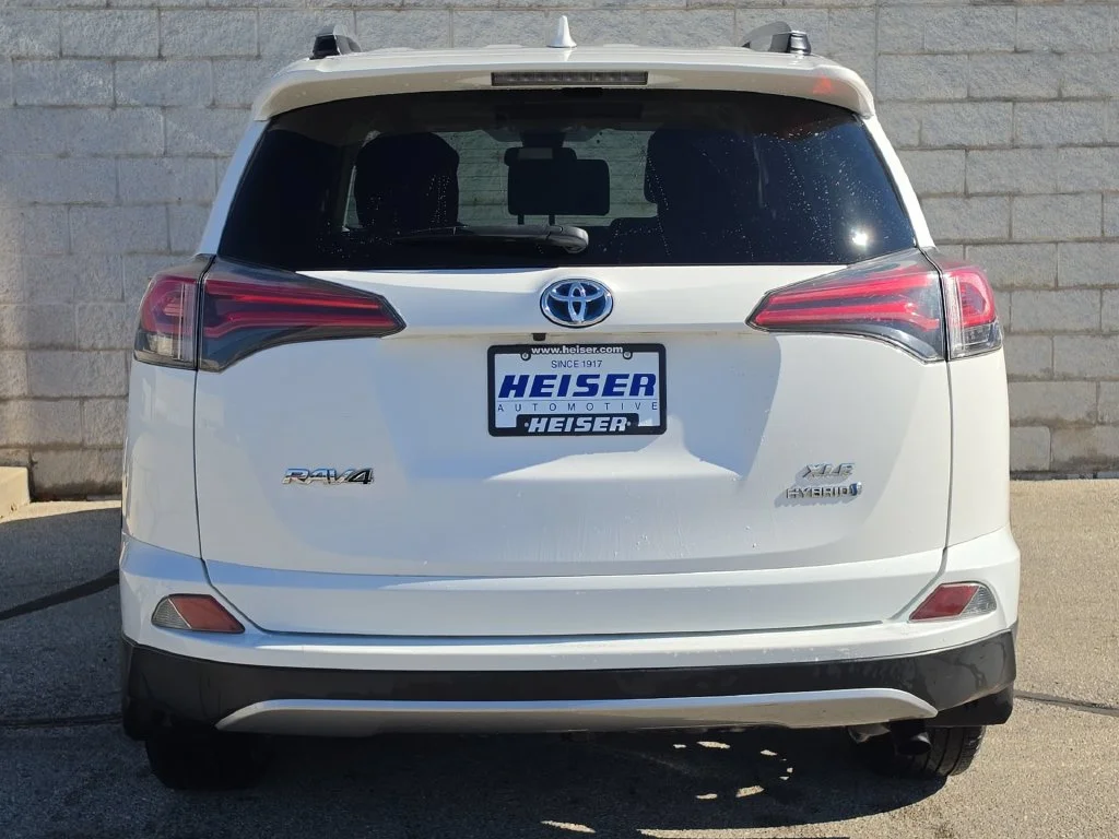 Used 2018 White Toyota XLE image 12