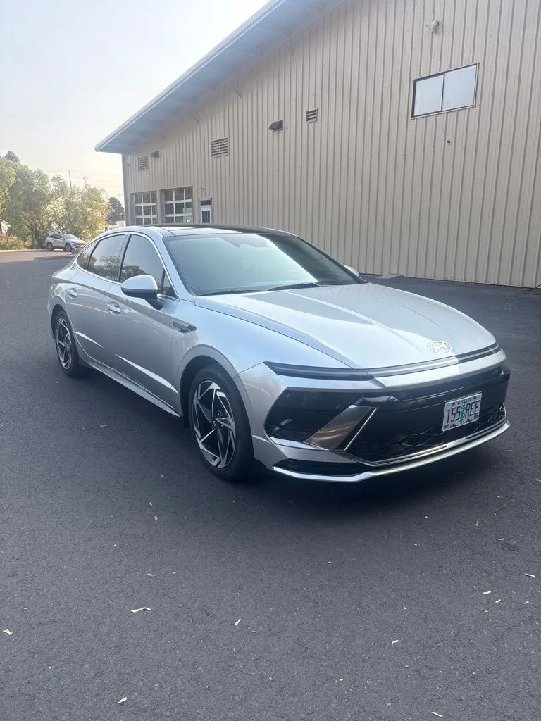 Used 2025 Silver Hyundai SEL Convenience image 1