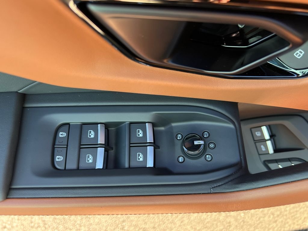 Used 2025 Black Lamborghini SE image 13