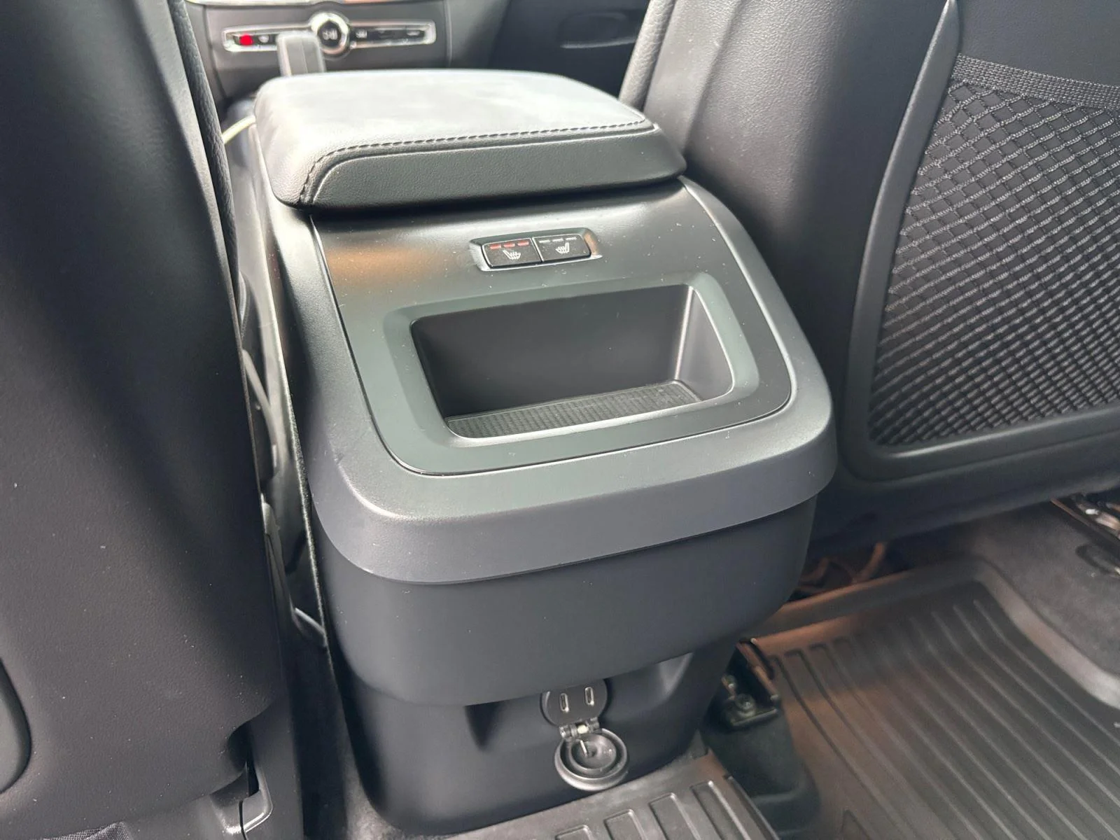 Used 2024 Crystal White Metallic Volvo Plus Dark Theme image 38