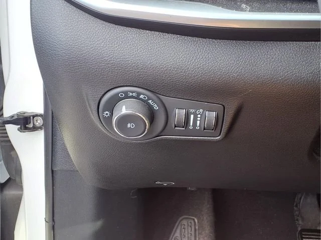 Used 2024  Jeep Latitude image 14