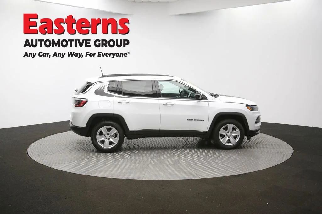 Used 2022 White Jeep Latitude image 42