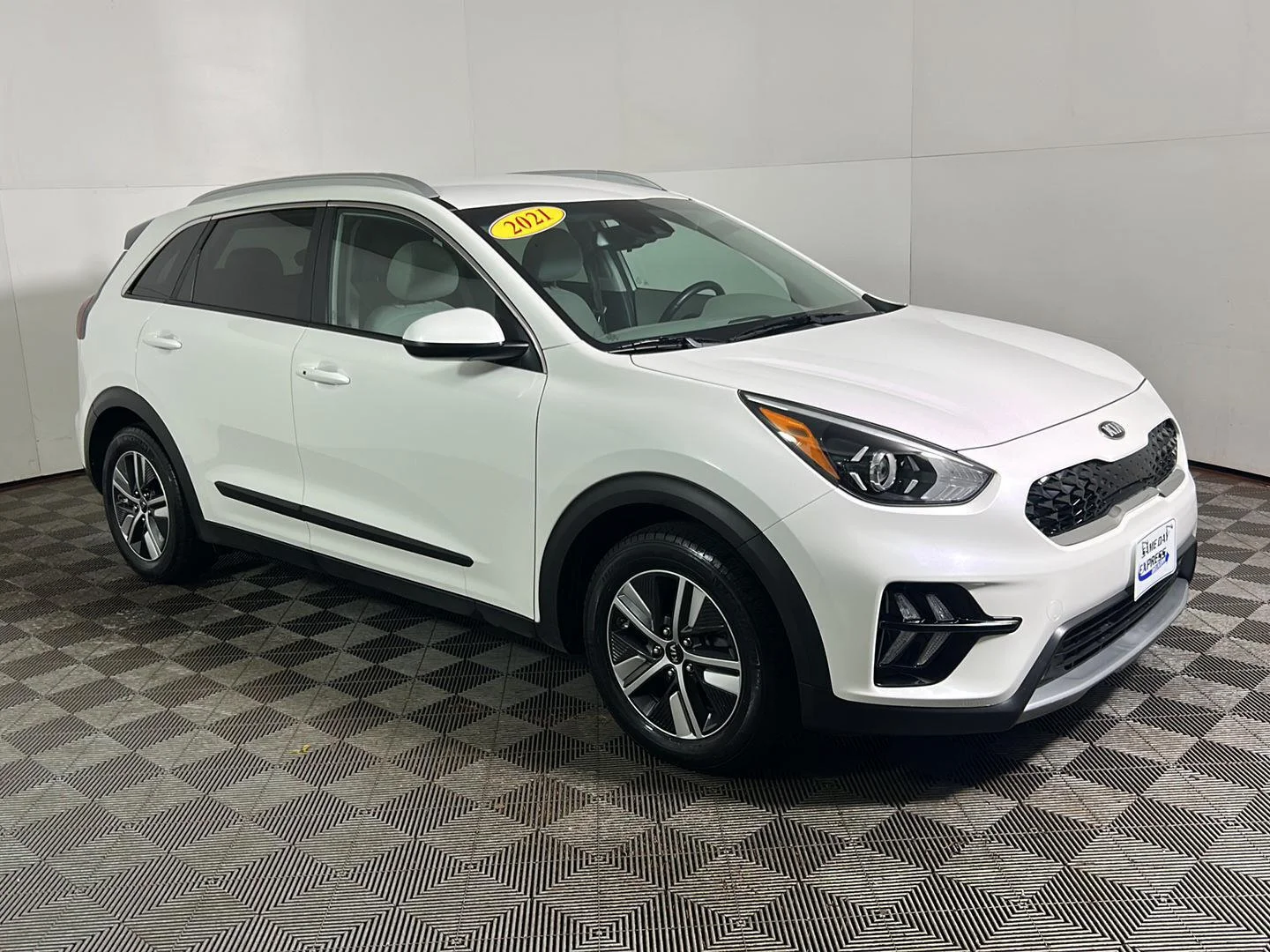 Used 2021 Snow White Pearl Kia LXS image 5