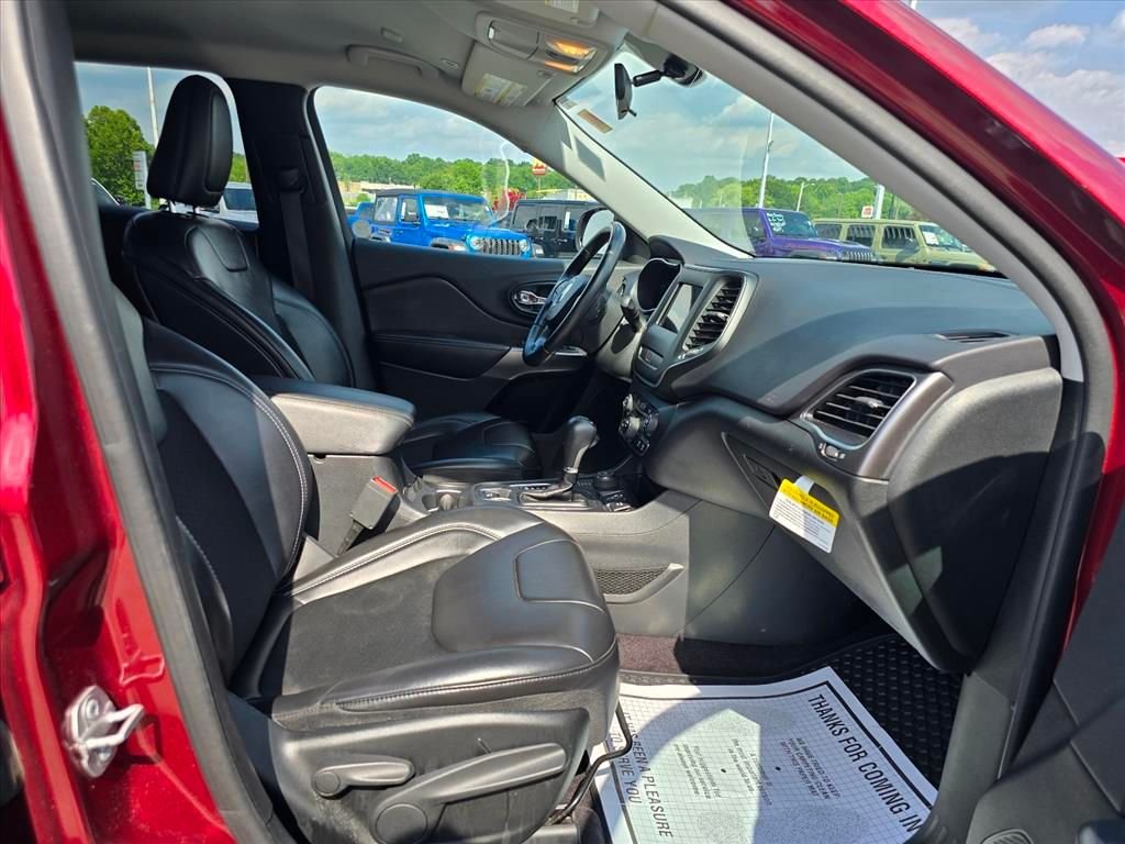 Used 2019 Red Jeep Latitude Plus image 14