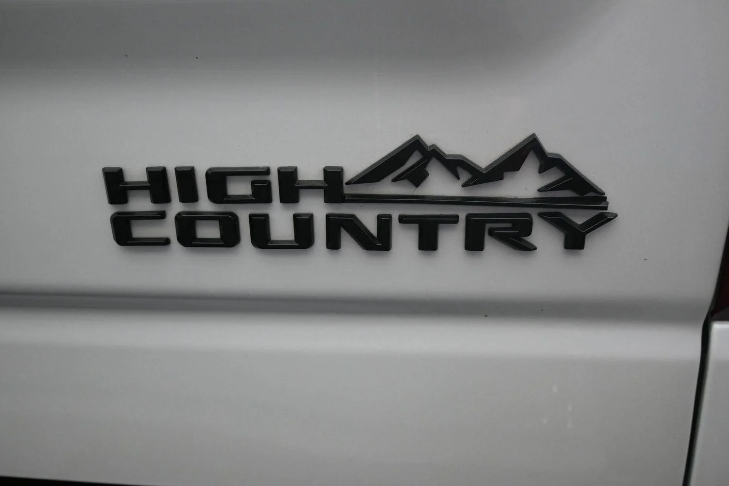 Used 2023 Iridescent Pearl Tricoat Chevrolet High Country image 17