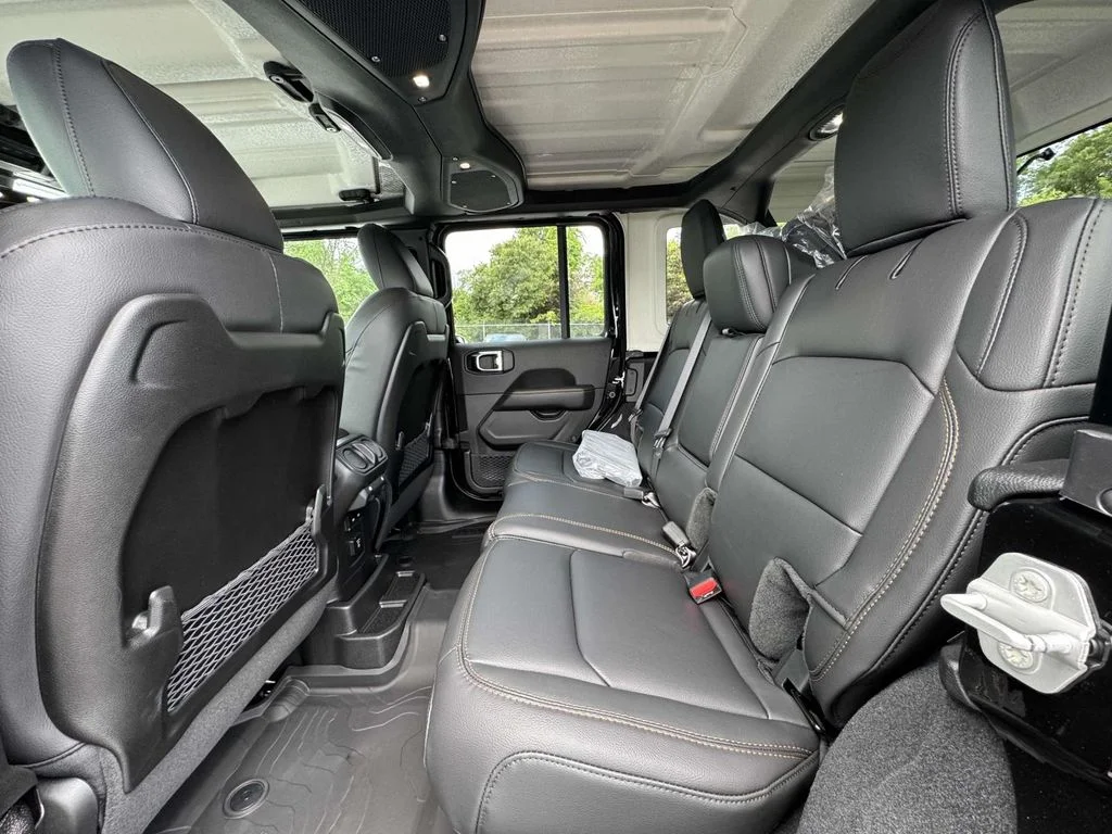 2025 Jeep Wrangler 4-Door Sahara - Photo 15