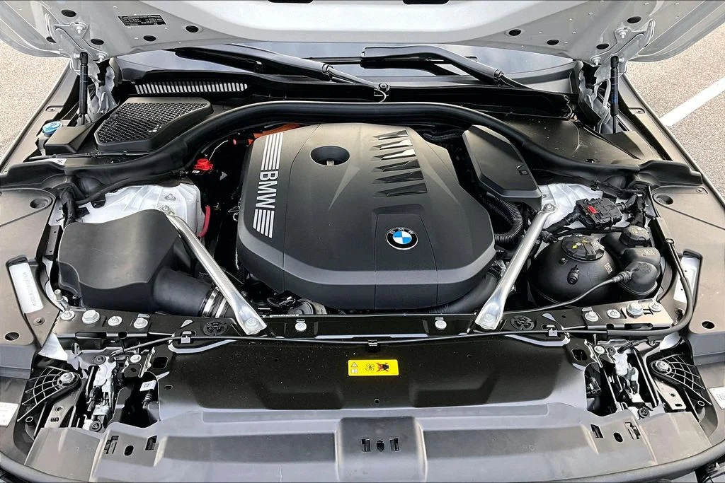2026 BMW 5 Series 550e - Photo 9