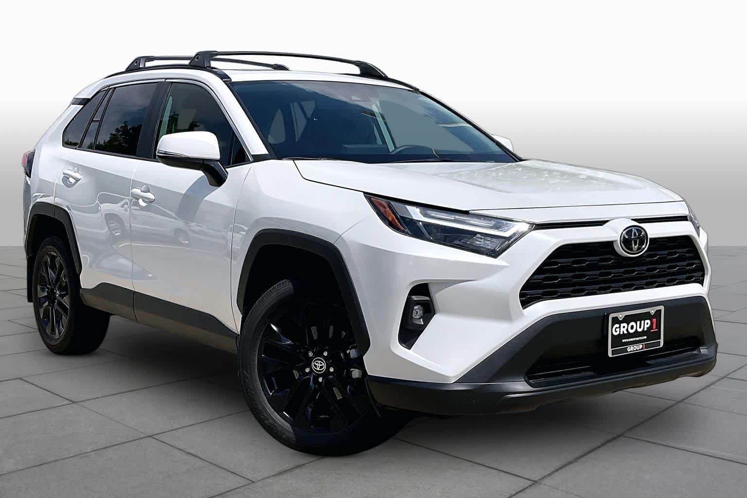 Used 2024 Wind Chill Pearl Toyota XLE Premium image 3