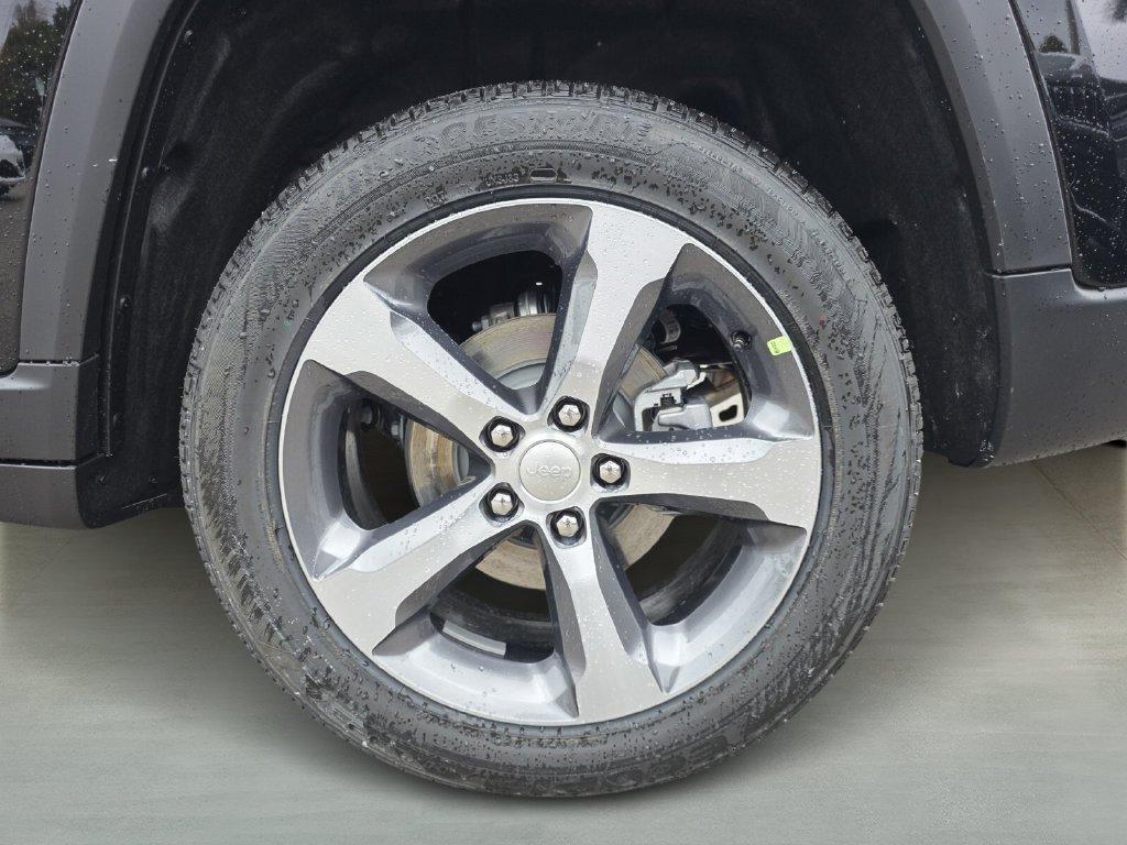 New 2026 Diamond Black Crystal Pearl-Coat Exterior Paint Jeep Limited image 7