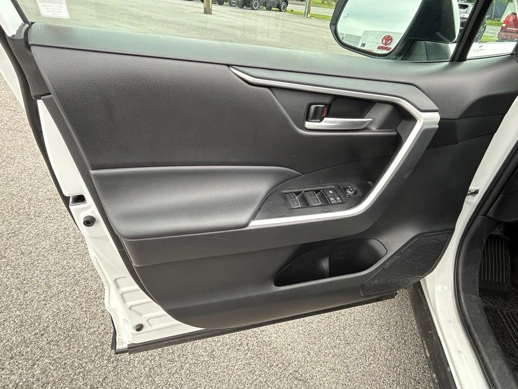 Used 2025 White Toyota XLE image 21