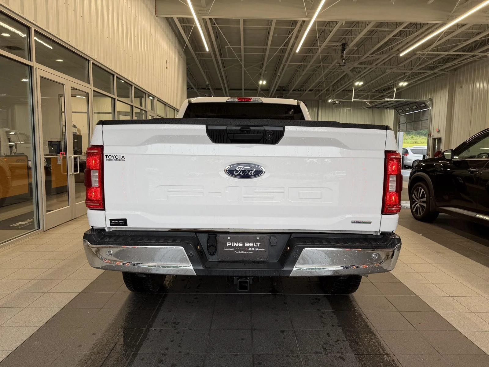 Used 2022 Oxford White Ford XLT image 5